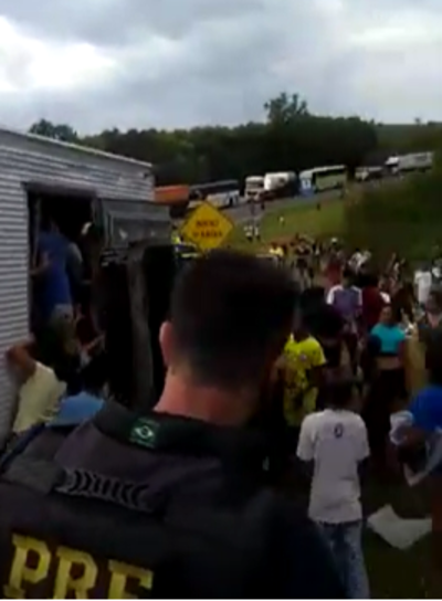 Acidente na BR 277 em Nova Laranjeiras com vÃ­tima fatal. Carga foi saqueada logo apÃ³s o acidente